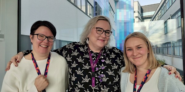 Heli hymyilee työpaikkansa aulassa.