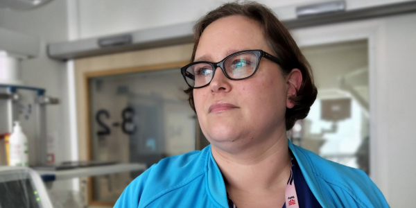 Johanna seisoo kauniin maiseman edessä.