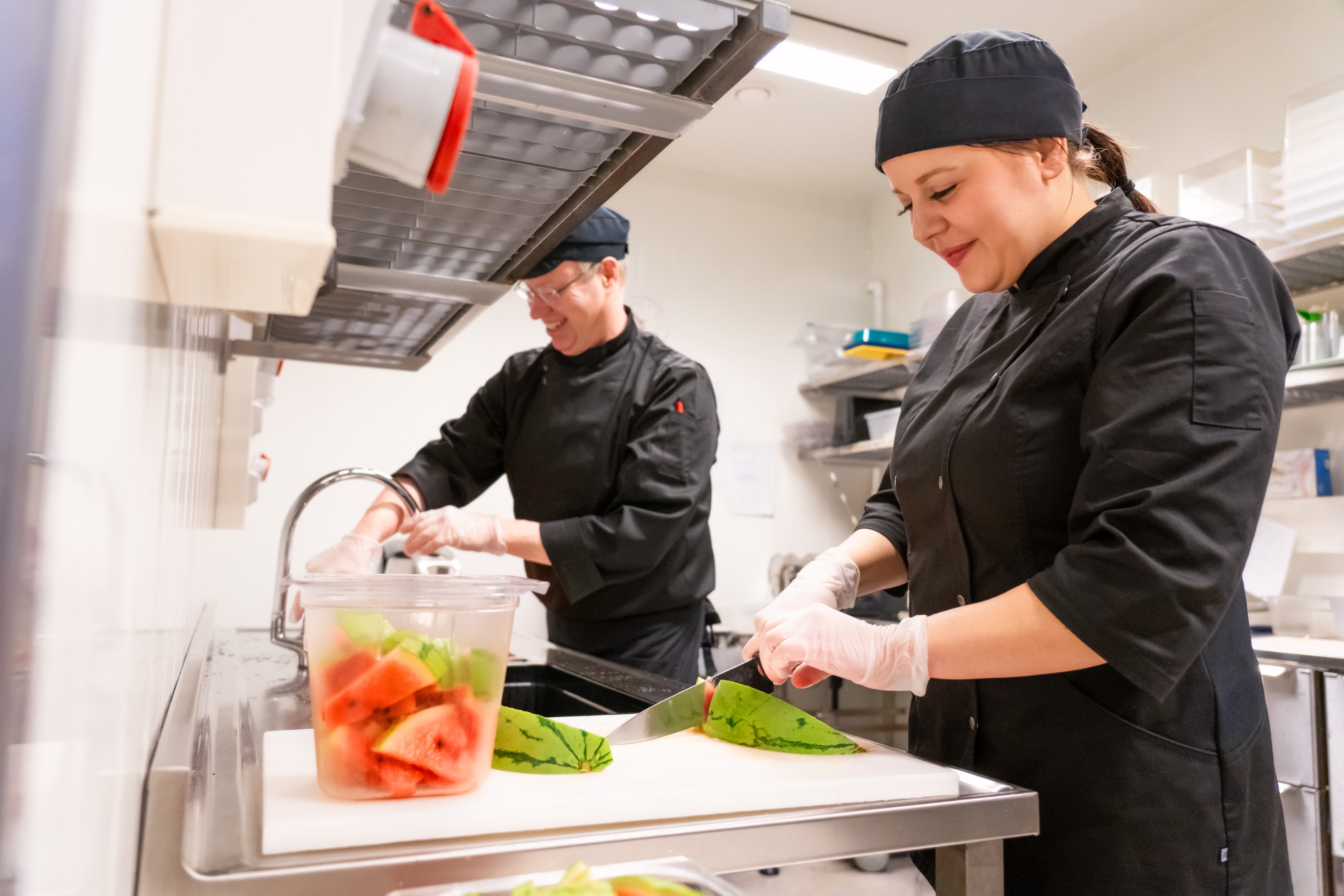 Keittiöhenkilökuntaa työssään.