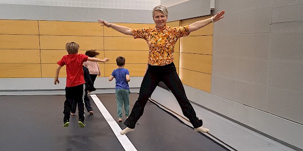 Saija trampoliinilla