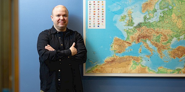 Kehittämisasiantuntijaa seisoo kartan edessä