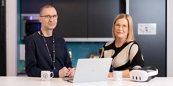 Matti ja Hanna tietokoneen ääressä