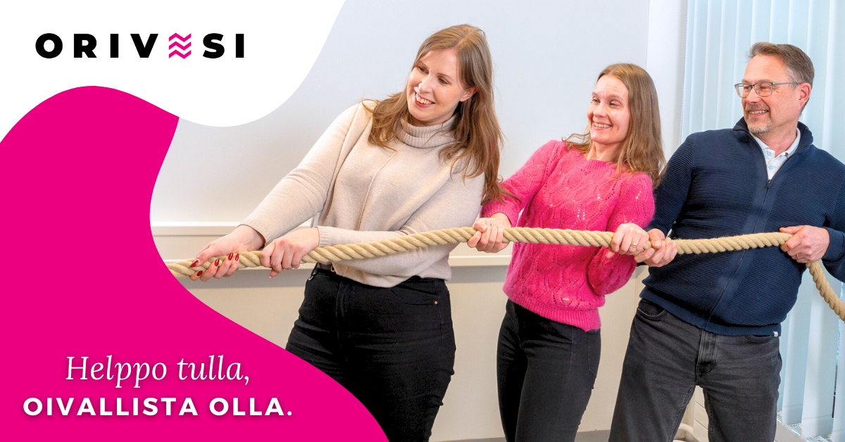 Kaupungintalon työntekijöitä vetämässä yhtä köyttä.